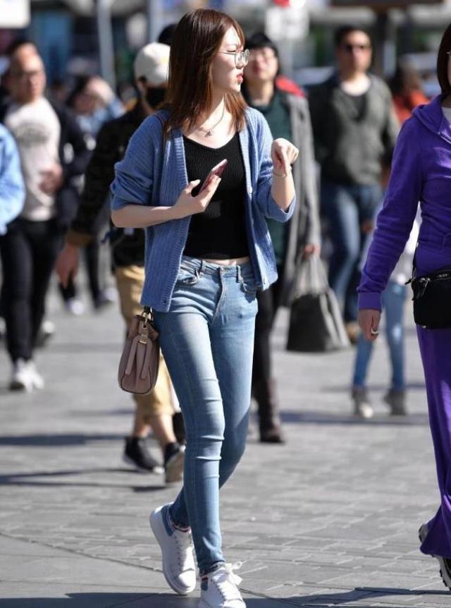 靓丽|美女街拍:小姐姐白色休闲T恤搭配黑色短裤,青春靓丽,活泼可爱