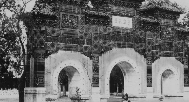 齐聚|1900年八国联军侵略北京城旧照,外国士兵齐聚天坛与被掠夺的佛塔