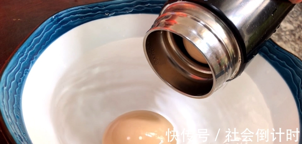 窍门|60岁老保姆教我一个煮鸡蛋的窍门,不用锅不用电,真的太厉害了