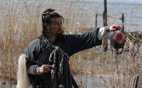 借口|他是第一个识破宋江真面目的人,借口探母不回梁山,因此得以善终