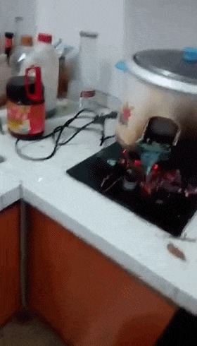 |搞笑GIF:妹子你这跳高脚怎么着地的,隔着屏幕都感觉一阵疼