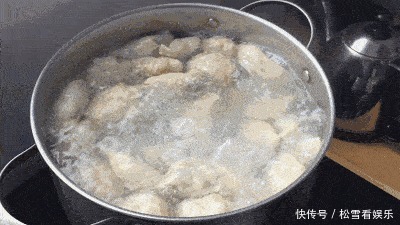 下锅|煮饺子时,记得不要开水就下锅,多加1步,饺子鲜香不破皮!