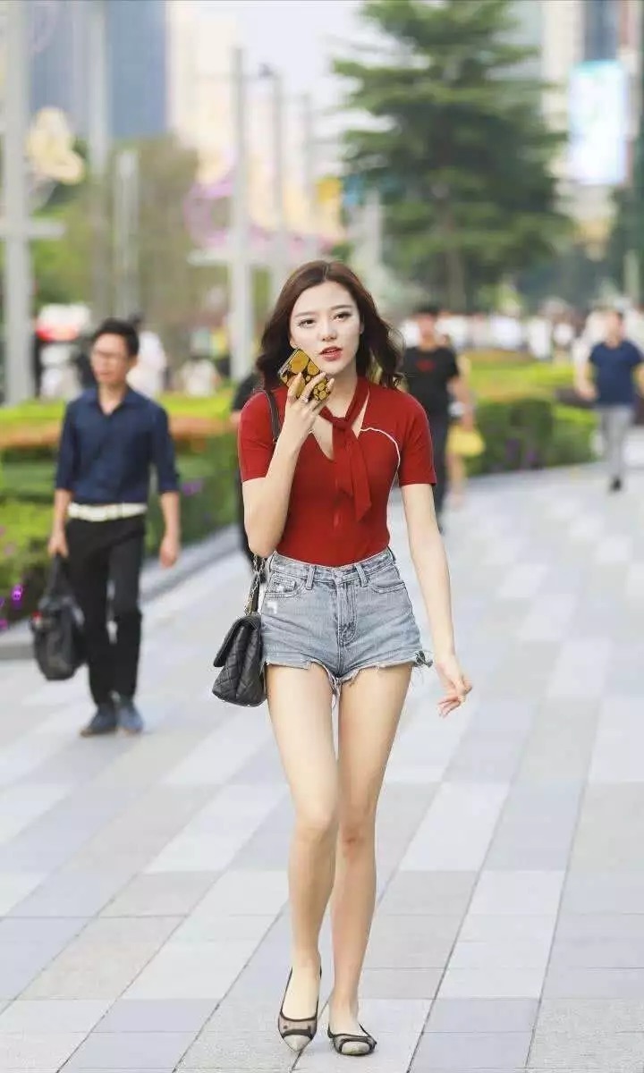 高跟鞋|街拍:女性搭配高跟鞋,能够轻松地提升自己的整体时尚感