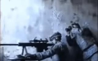 打成|一枪爆头！他是美国第一狙王，狙杀255人，却被老兵从背后打成筛子