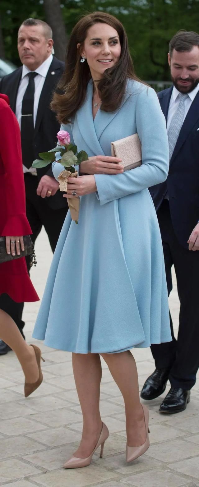 凯特王妃“正装”不一般天蓝色连衣裙气质优雅,还十分高级呢