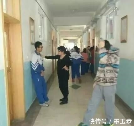 |幽默段子:给女友发信息,点错键竟然发给了隔壁姑娘,结果她