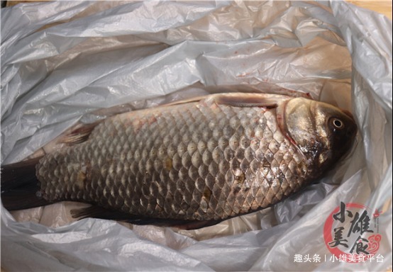 刮鱼鳞别再只用刀,一个塑料袋快速搞定,刮得又快又干净,实用