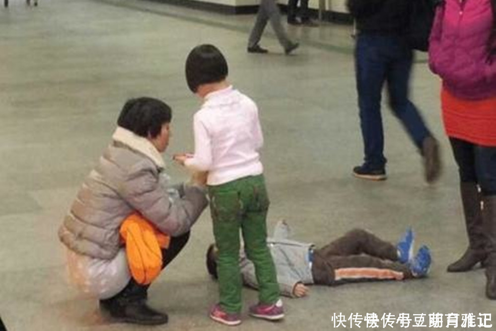 如松|母子当街上演“对抗赛”，男孩为要玩具满地打滚，一旁宝妈站如松