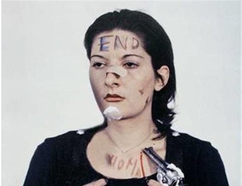 摧残|她将身体麻痹6小时任人处置,没有等到爱与鲜花,只有暴徒的摧残