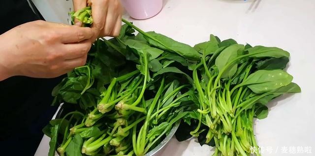 春天,遇到此菜别手软,一次性买10斤,放冰箱冻起来,特省事