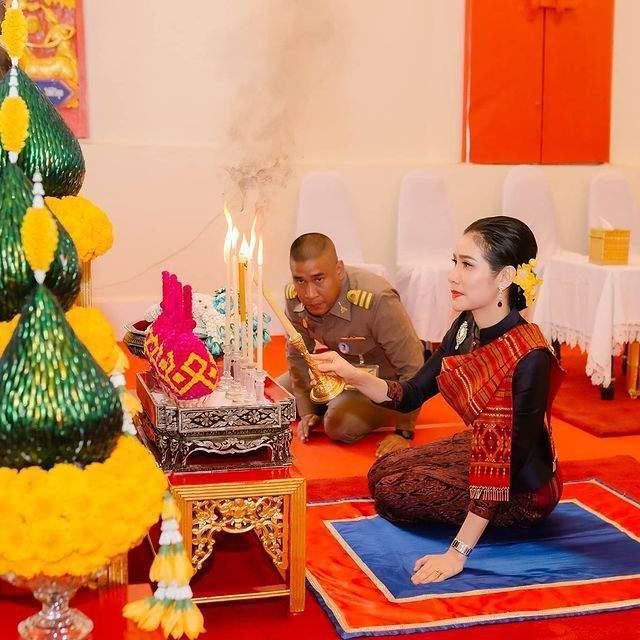 珠片裙|泰王室发布诗琳通年轻美照!穿串珠裙涂口红,瓜子脸比诗妮娜都美