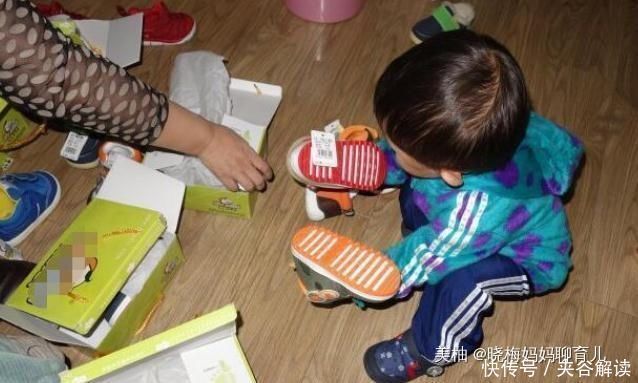 爸爸|新买的鞋子,宝宝穿上就哭,妈妈生气,爸爸却从中抠出一物