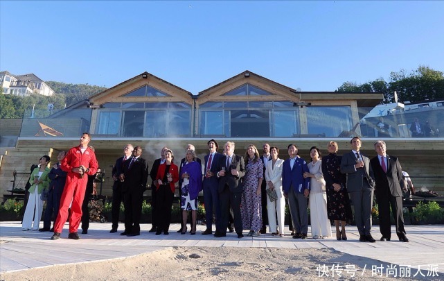 法国第一夫人|布丽吉特G7峰会放弃鸡窝头造型！LV老花黑裙太时髦，换了发型超美