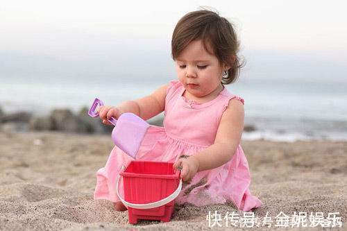 孩子|妈妈带宝宝来玩沙子,宝宝全程脚不沾地网友萌娃从小就有洁癖
