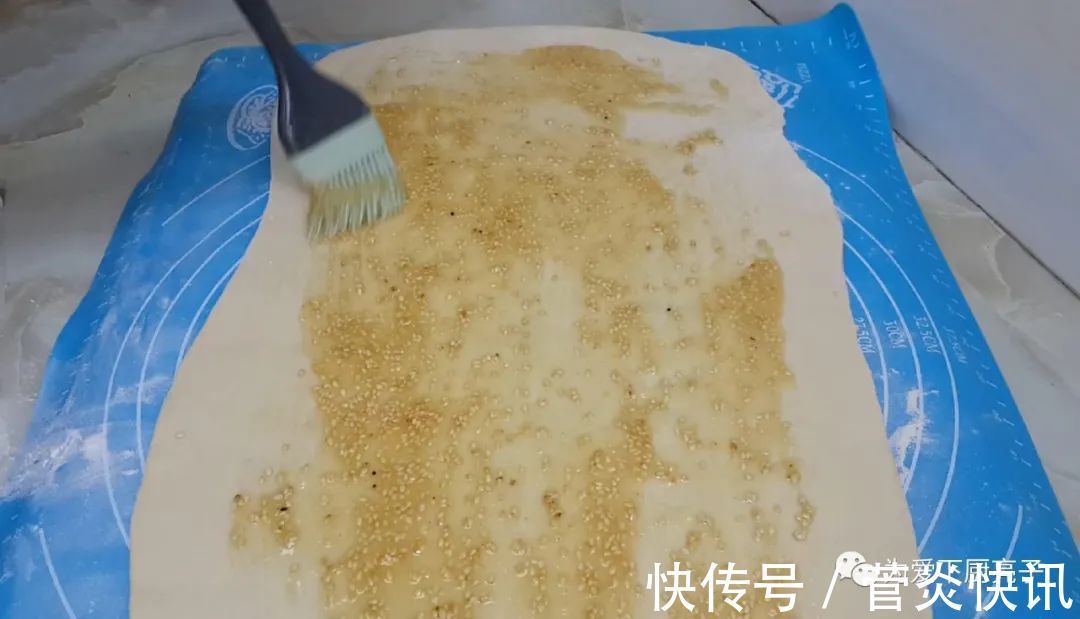 保鲜膜|在家自制烙饼做法,掌握佩服技巧,全家老少都爱吃,真的太好吃了