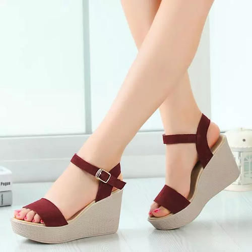 为什么不尝试一下欧美风！中高跟凉鞋，高低适中穿着不累