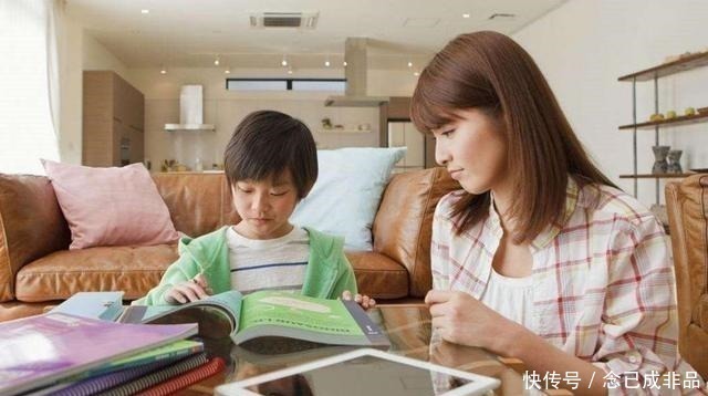 超市|男孩捏坏超市白色草莓,宝妈的话让人无语,售货员128一斤赔吧!