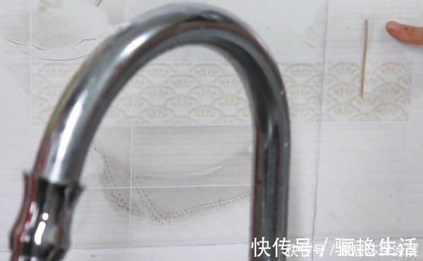 难题|水龙头上放一根牙签，作用真是太厉害了，解决家家户户的大难题