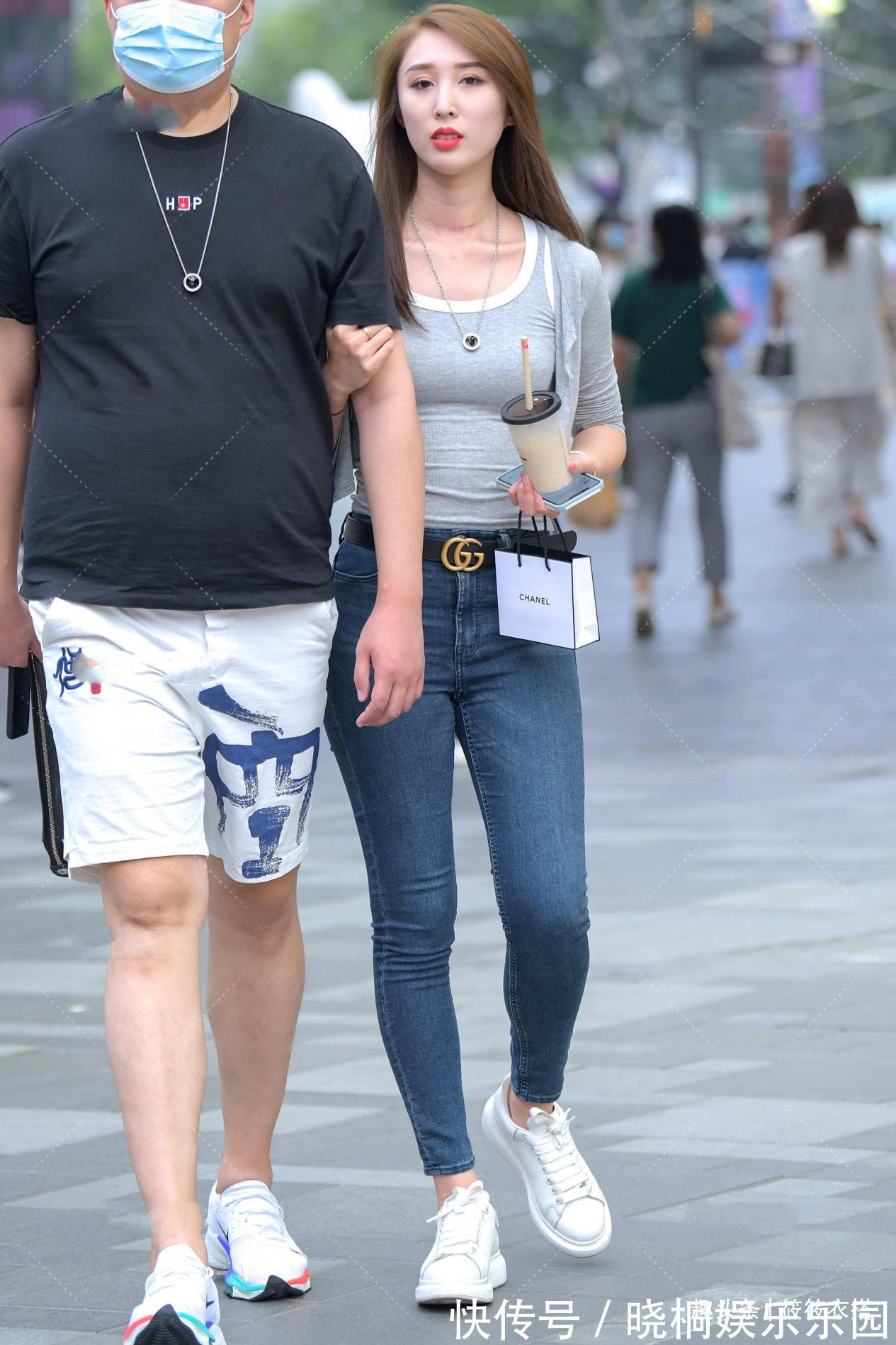 小白鞋 灰色修身上衣搭配牛仔裤,系上一条腰带,显得高级时尚