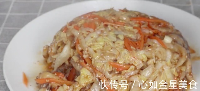 胡萝卜丝|白菜不要炖着吃了，加一把平菇，这样做太香了，开胃下饭又解馋！