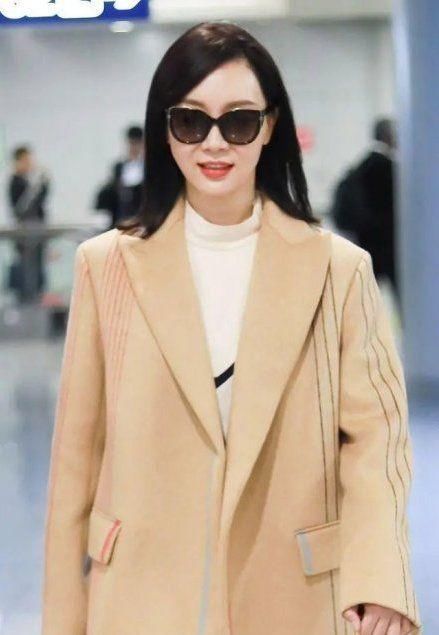 高雅|女明星太有女人味儿,灰色大衣混搭白色连帽衫,穿出高雅风