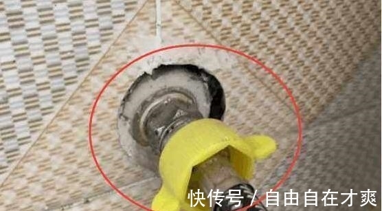 改进|装完水管发现瓷砖孔开的太难看,聪明老婆做个小改进,真是漂亮