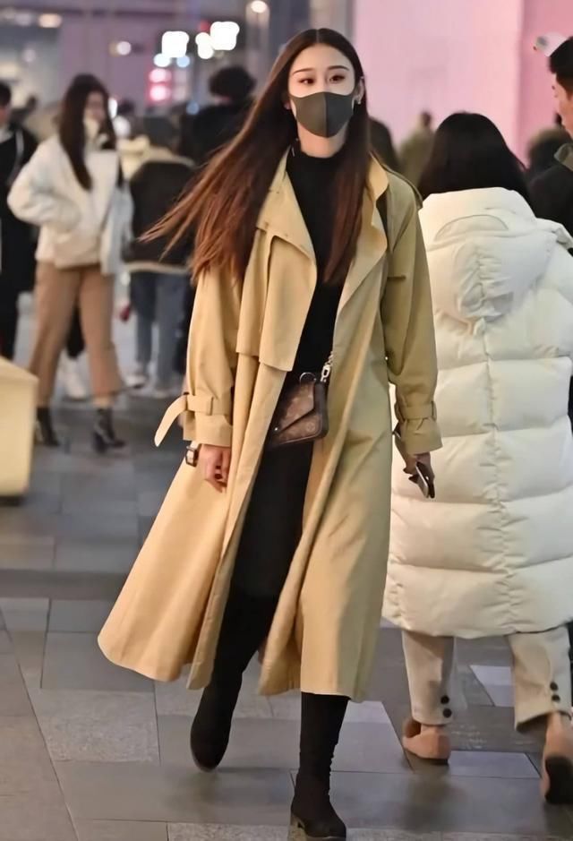 清爽简约的大衣很有时尚格调，也给人一种清爽唯美的感觉