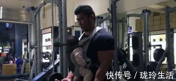 一身肌肉|健身教练练就一身肌肉, 身材强壮赢得女神妻子的芳心, 为他生娃!