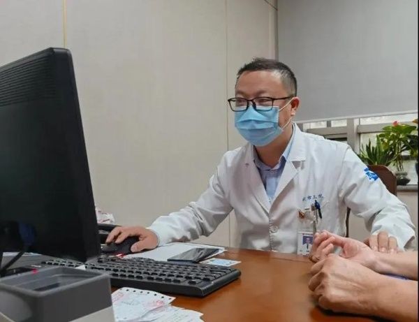 川贝母粉|名医在身边丨儿子干咳半月，曾患肺癌的父亲急了！秋季燥咳盛行，记牢“二十四字诀”