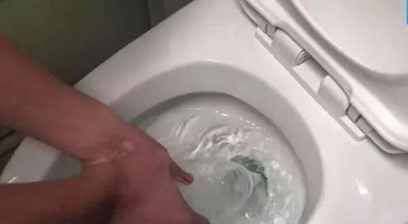 矿泉水瓶|马桶堵了别着急，只要2个矿泉水瓶，轻松解决马桶堵塞还不脏手