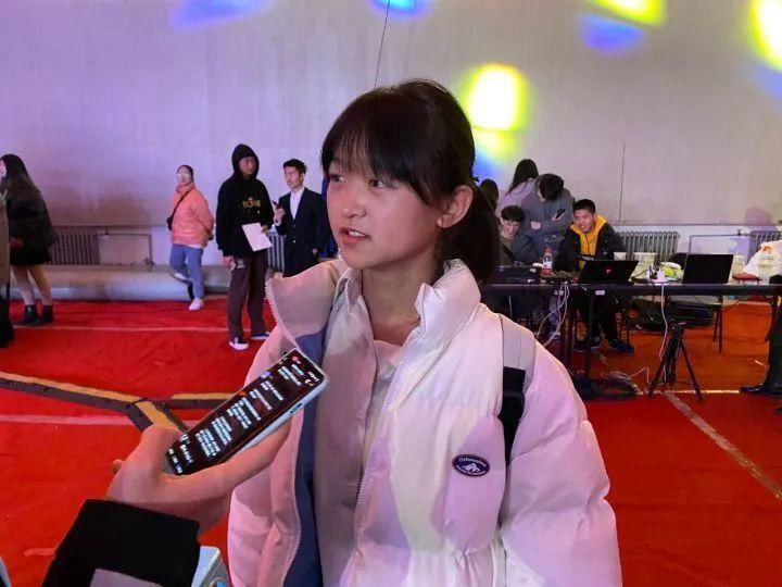 冬天的第二场雪和今晚的校园歌手大赛更配噢～