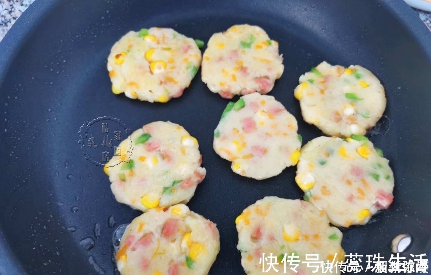 土豆别在炖着吃,加2个鸡蛋,简单一煎,外皮酥脆,孩子超爱吃