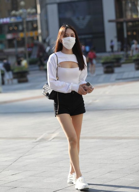 小姐姐朴素的黑白搭配，没有太多的装饰，少女感十足