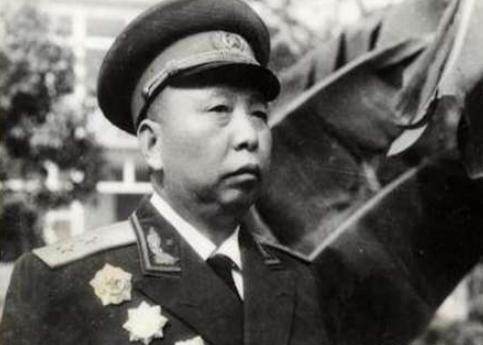 敬礼|1955年授衔现场，3位上将看到1位中将都连忙敬礼，喊道：首长好