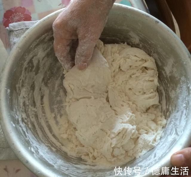韭菜盒子,最好不要直接开始包,试着这样做,盒子外焦里嫩更好吃