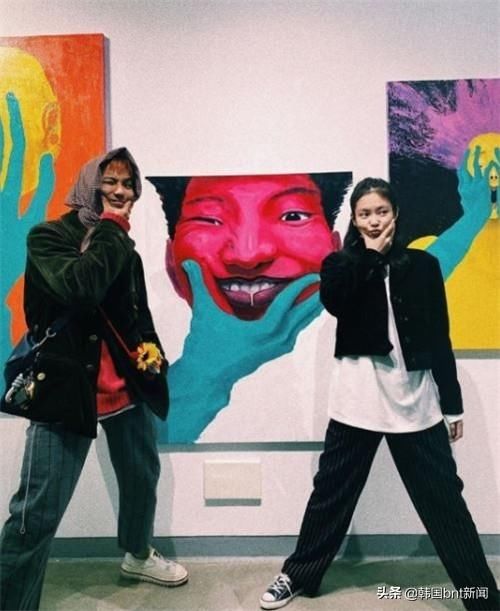 Jennie祝贺宋旻浩成为新人作家并公开了暖暖合照 快资讯