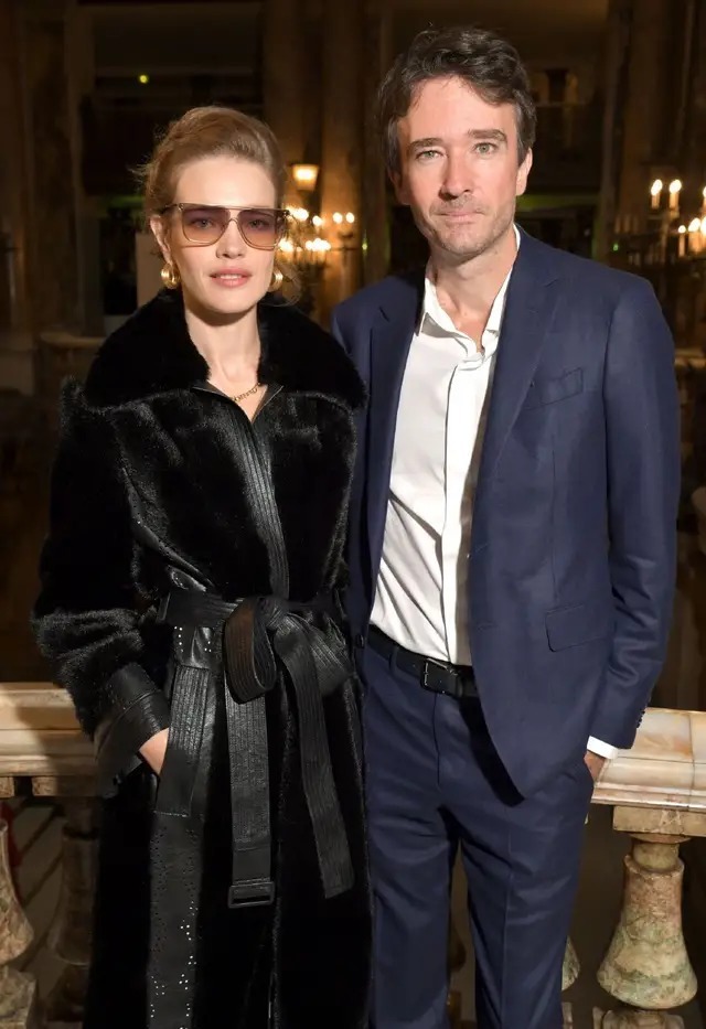 LV太子妃气质开挂！穿一件黑色毛绒大衣显得雍容华贵，高级洋气