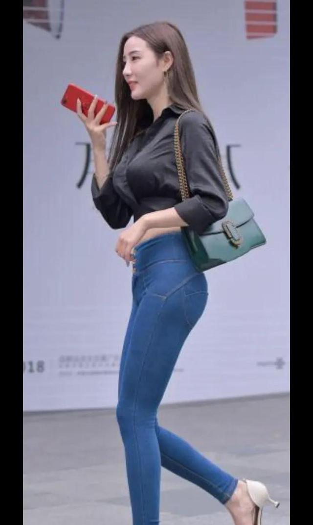 高腰 黑色真丝上衣搭配高腰牛仔裤,俏皮可爱又个性,时尚穿着你喜欢吗