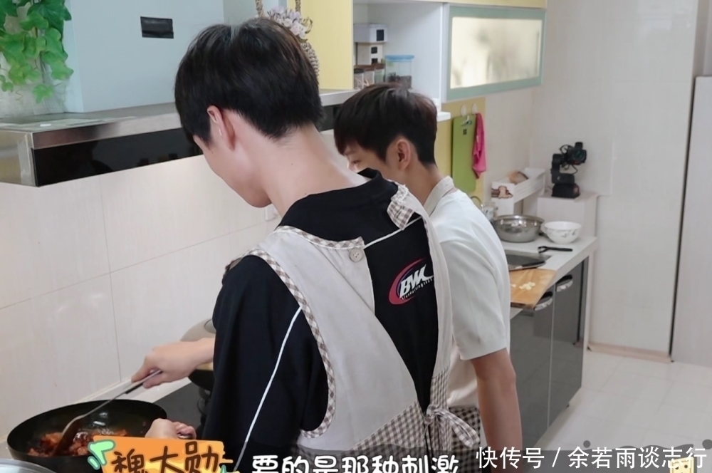 調(diào)料|魏大勛一把將調(diào)料倒進(jìn)鍋中,誰注意他接下來舉動(dòng)何炅要哭了
