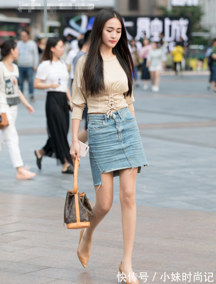 长裙|街拍,一字肩高腰长裙搭配尖头高跟鞋,尽显优雅气质