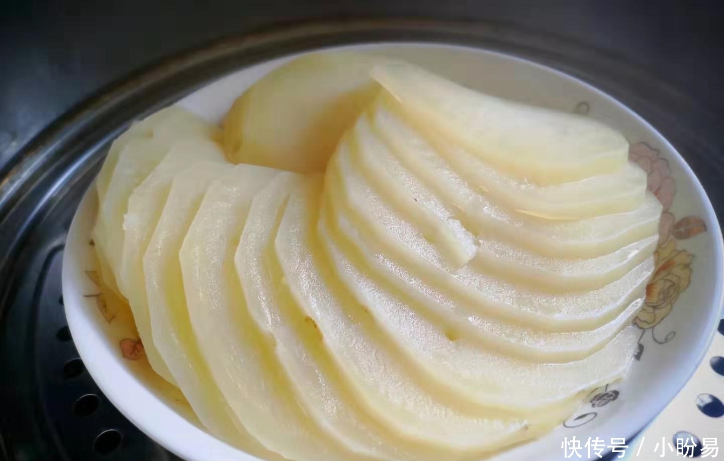 油炸|一个土豆,一个鸡蛋,做出的小吃,不油炸,外酥里嫩,孩子最爱!