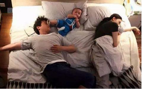 孩子|“佛系夫妻”睡姿火了,夫妻恩爱孩子随意睡,网友:孩子是意外