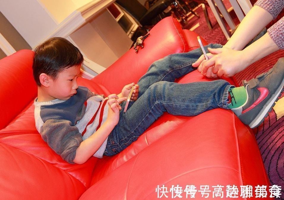 差距|玩手机和不玩手机的孩子,差距会越来越大,尤其是这4个方面