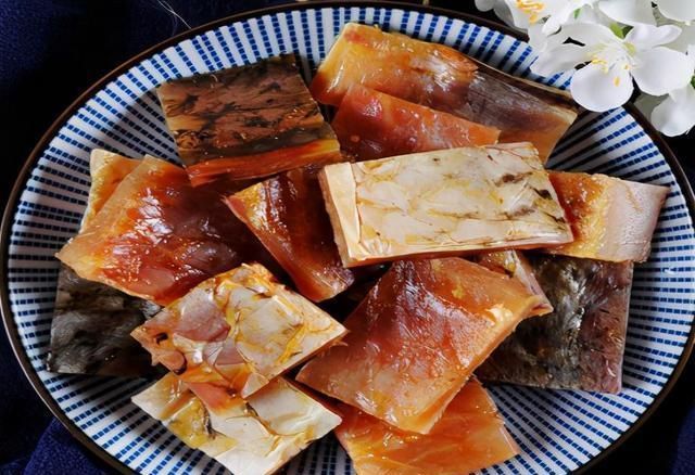 冬天|秋后,碰到草鱼我从不手软,一次买20斤,晒干存放,冬天吃特香