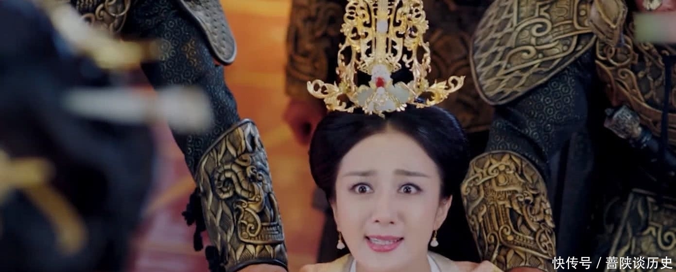 相士劝皇帝不要出宫,皇帝大怒:回来就杀了你,相士:你回不来了