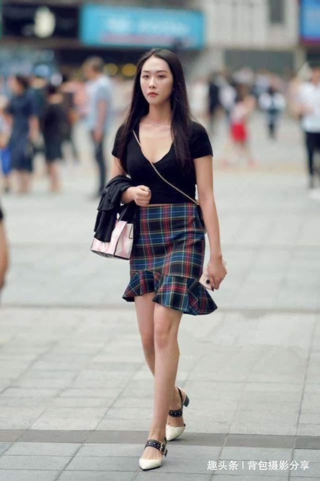 毫无|路人街拍,小姐姐黑色短袖搭配彩色鱼尾裙,毫无违和感