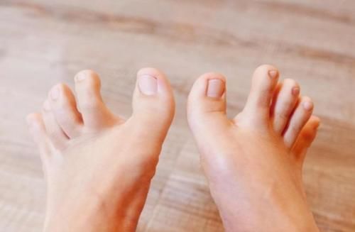  脚是健康的“信号灯”，若是亮起4个“红灯”，别再忽视了！