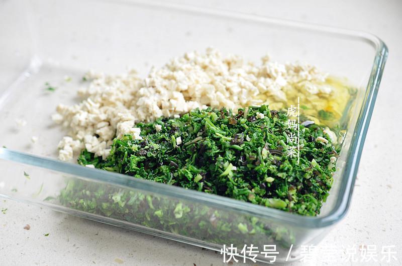 荠菜新吃法，卷起来蒸5分钟，清鲜软嫩，一口一个吃不停