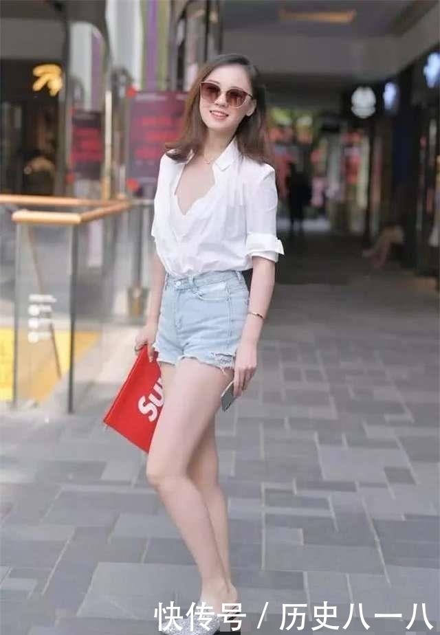 时尚|街拍美女:衬衫解开三颗纽扣的年轻小姐姐,这样穿搭也是一种时尚