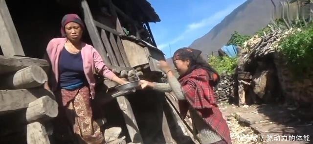 一个菜|尼泊尔农村酒席，非常简单，正餐只有一个菜，零食吃鸡肉